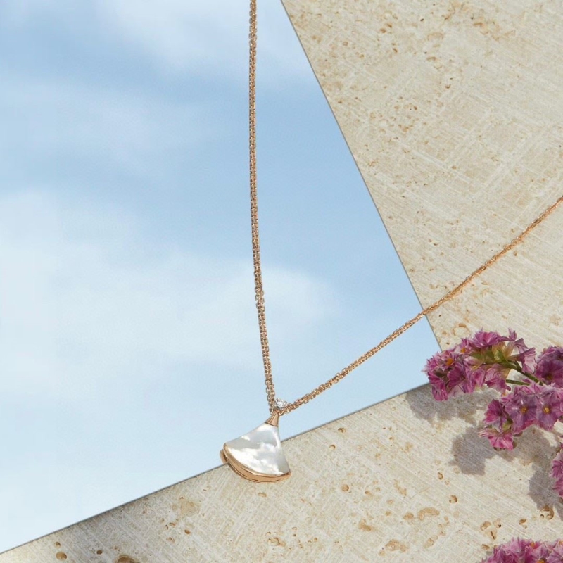Bv1g*ai necklaces
